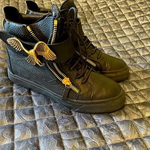 Limited Edition 
Double Zip
Great condition 
Made in Italy